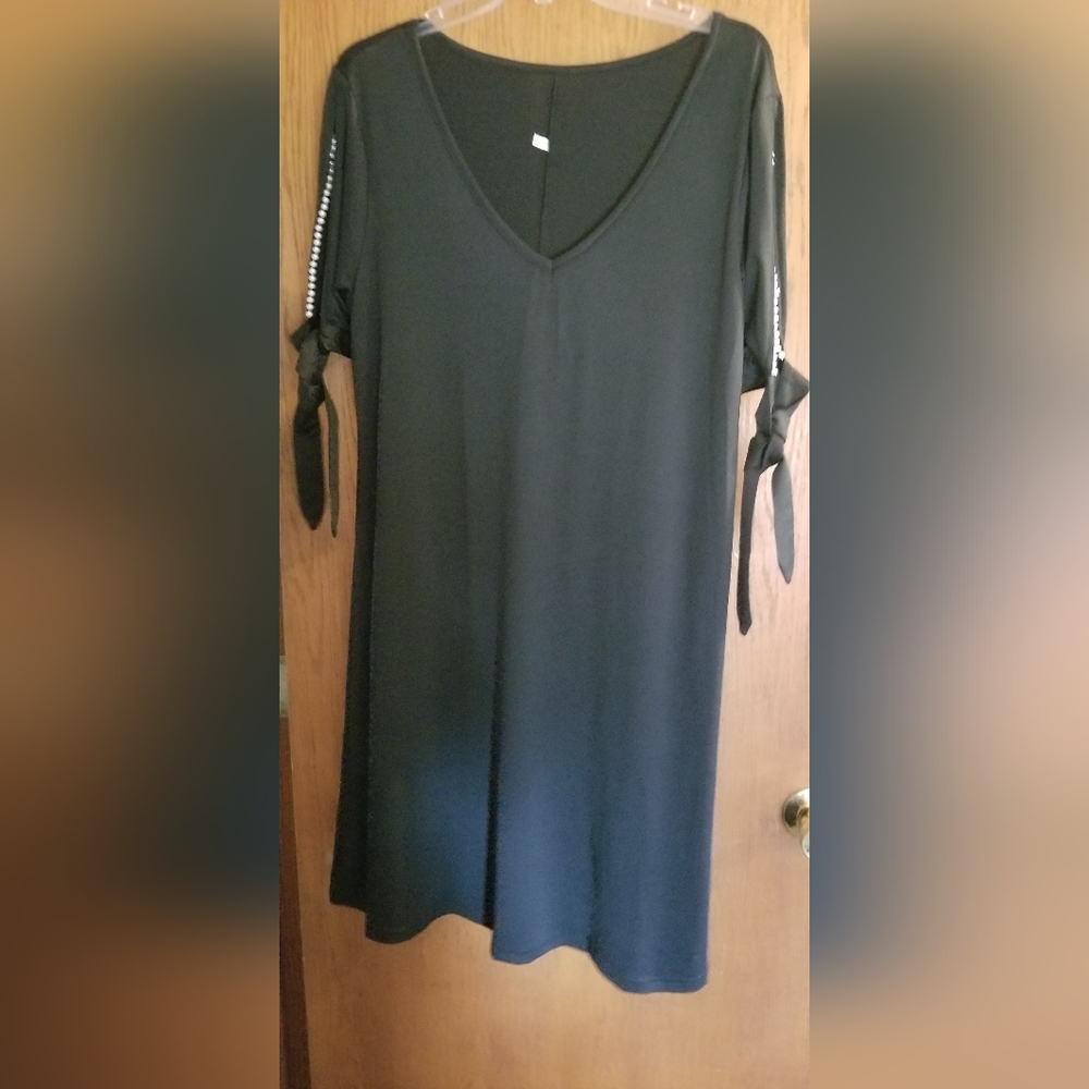 SIMPLE BLACK DRESS XL V-NECK